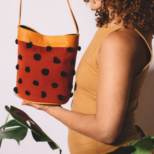 Inti Bucket Bag Jet Black/Brick Awamaki   