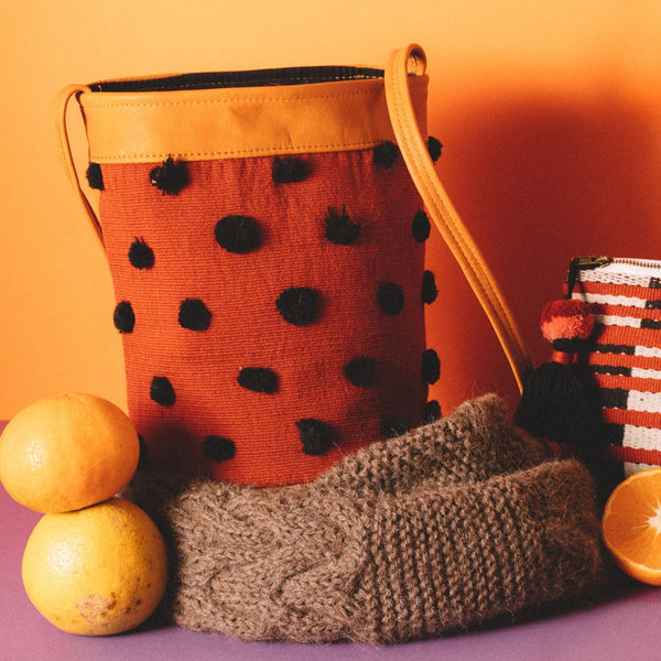 Inti Bucket Bag Jet Black/Brick Awamaki   