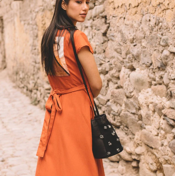 Inti Bucket Bag Jet Black/Brick Awamaki   